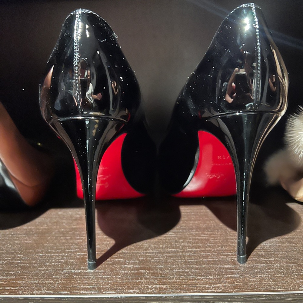 *Brand New* - Louboutin - NEW VERY PRIVE 100 PATENT
BLACK
3170637 Size: …